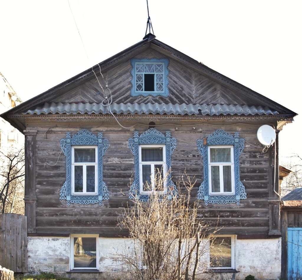 Красивый двухэтажный дом с резными наличниками характерными для Калязина
