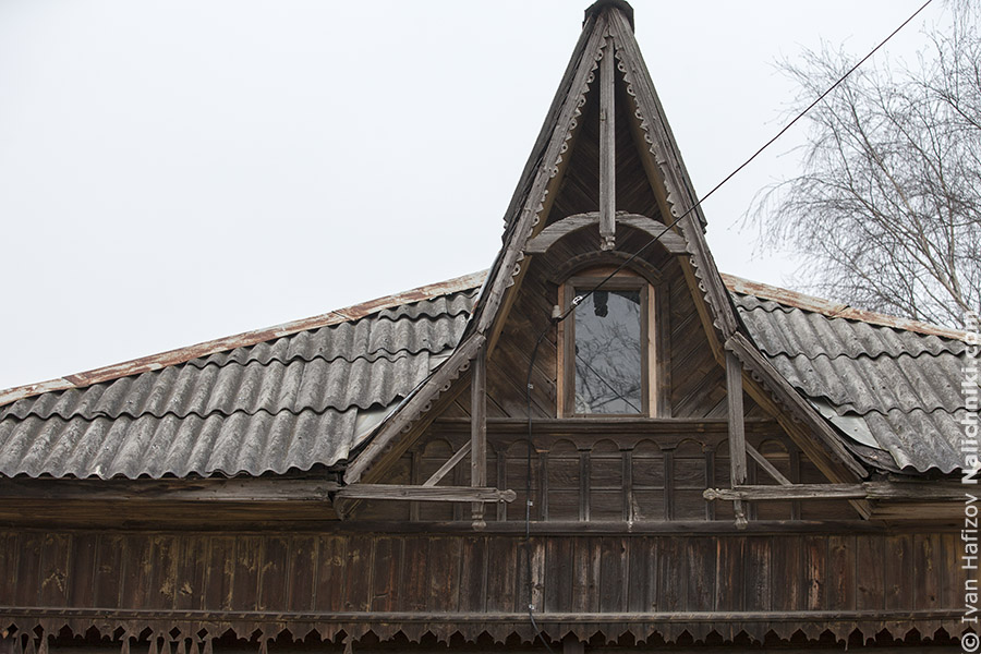 Деревянная некрашенная крыша и окошко на чердаке