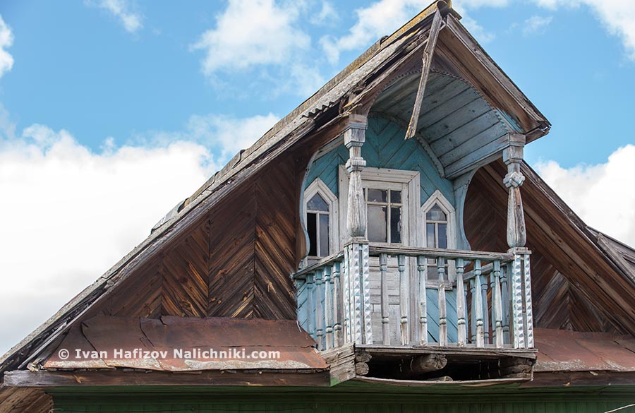 Резной деревянный дом с балкончиком