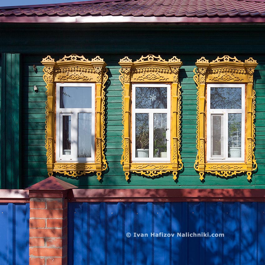 Деревянные наличники на пластиковых окнах из Спас-Клепиков