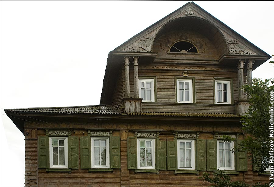 Резной деревянный дом с колоннами на мезонине