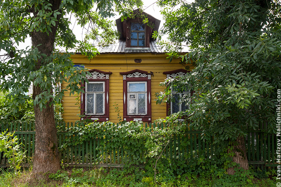 Резной деревянный дом