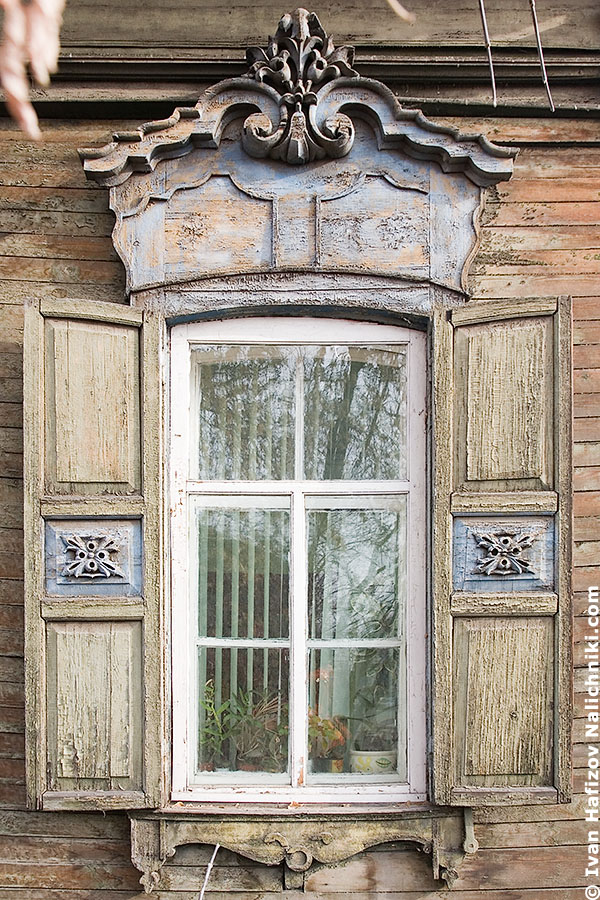 Резной оконный деревянный наличник из Иркутска
