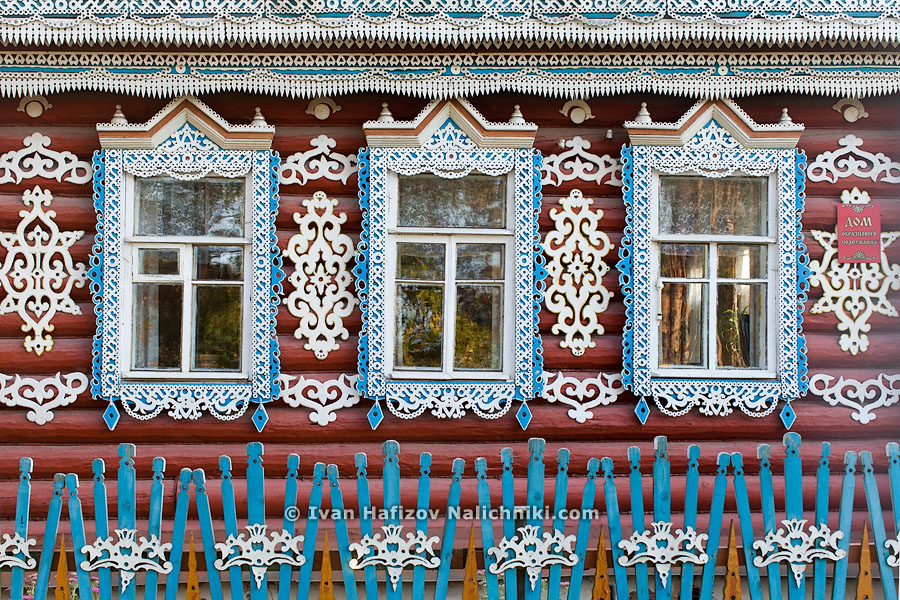 Резные украшения на деревянном доме в Калужской области