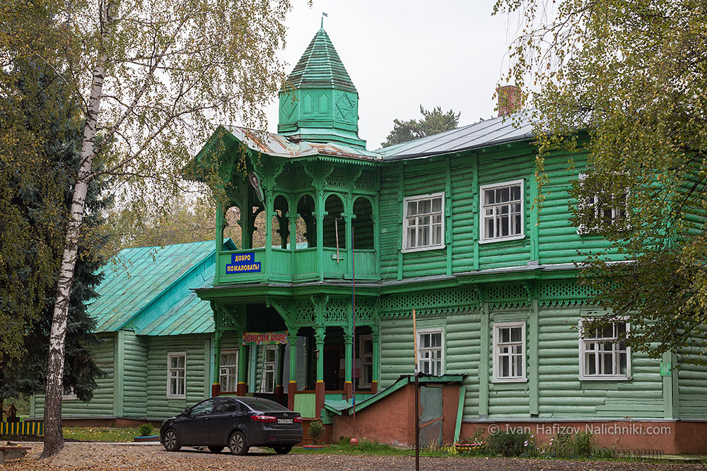 Деревянная начальная школа 48 в Малаховке