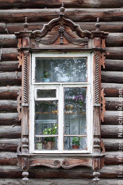 Томский традиционный наличник объёмной резьбы