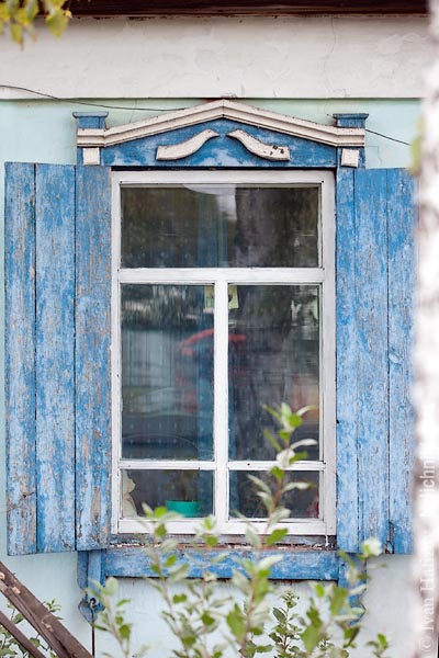 Деревянный оконный наличник со ставнями. Из Кемерова.