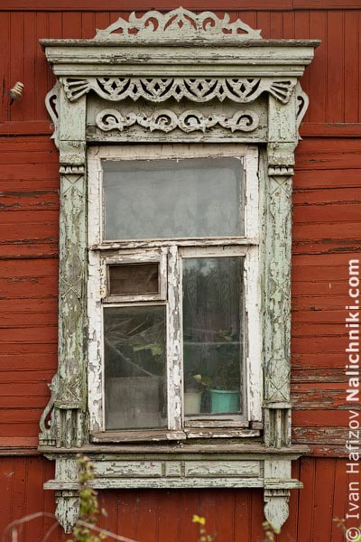 Деревянный оконный наличник со ставнями. Из Серпухова Московской области.