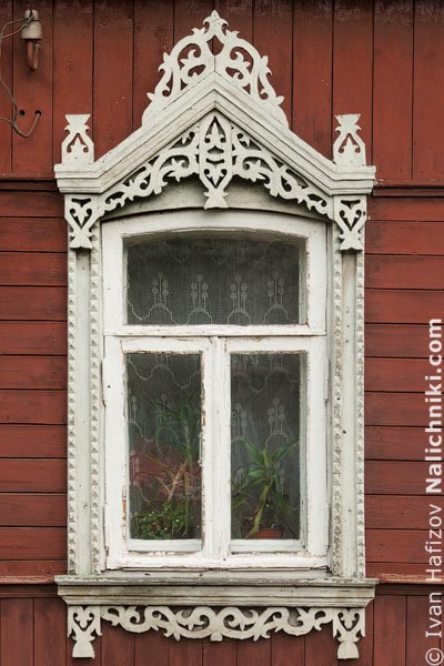 Деревянный оконный наличник со ставнями. Из Серпухова Московской области.