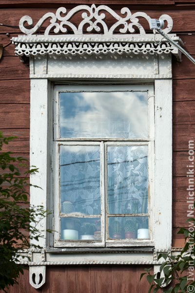 Деревянный оконный наличник из Калуги, столицы Калужской области области.