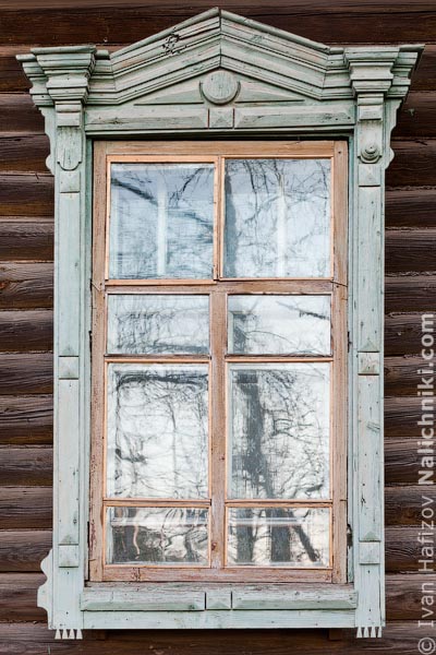 Деревянный оконный наличник без ставень. Из Юхнова Калужской области.