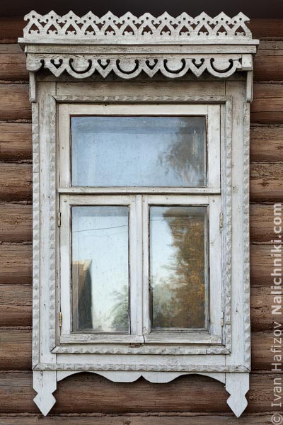 Деревянный оконный наличник без ставень. Из Юхнова Калужской области.
