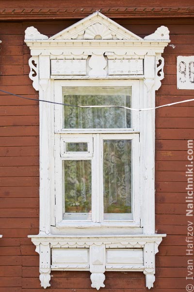 Деревянный оконный наличник без ставень. Из Егорьевска Московской области