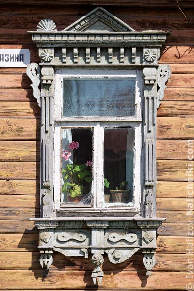Деревянный оконный наличник без ставень. Из Егорьевска Московской области