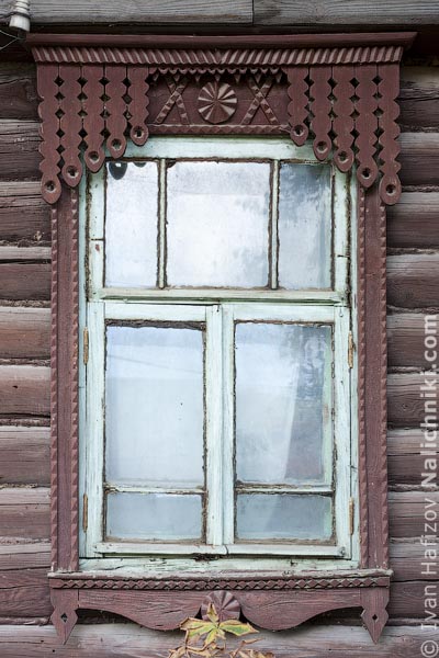 Деревянный оконный наличник без ставень. Из Тарусы Калужской области