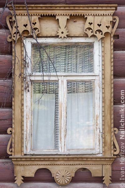 Деревянный оконный наличник без ставень. Из Тарусы Калужской области