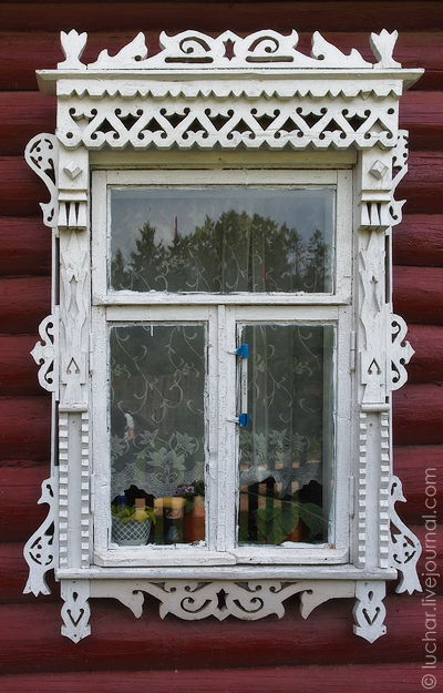 Деревянный оконный наличник из Вереи Московской области.