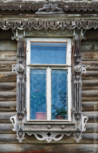 Деревянный оконный наличник из Боровска Калужской области.